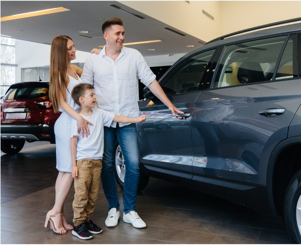 Familia en feria de autos