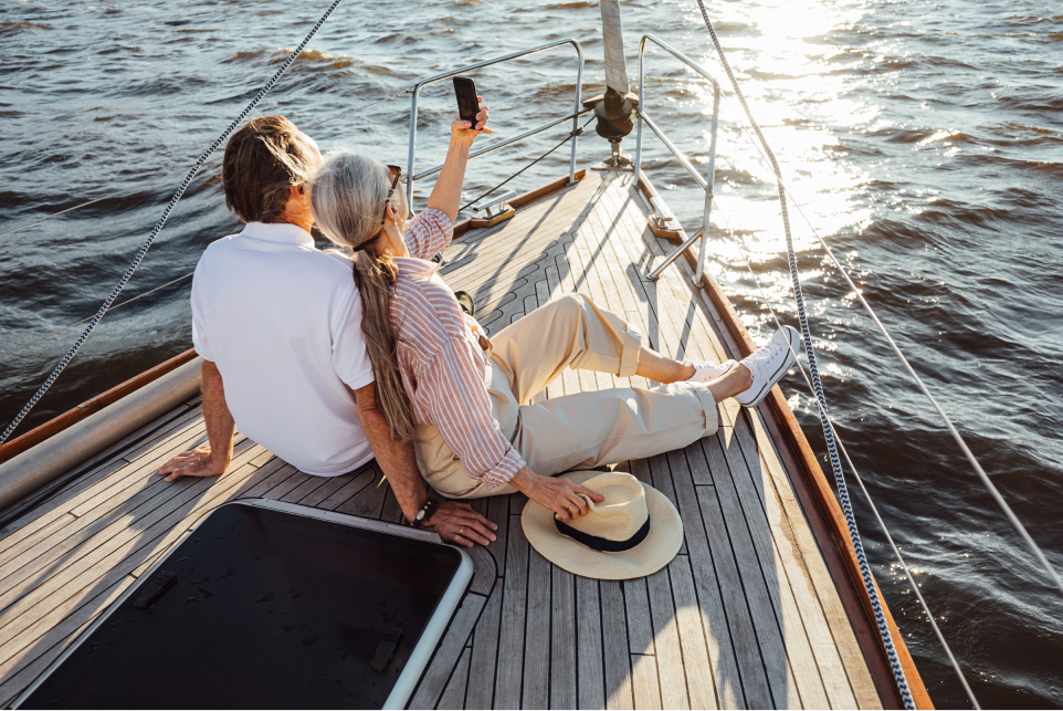 Pareja relajada de vacaciones