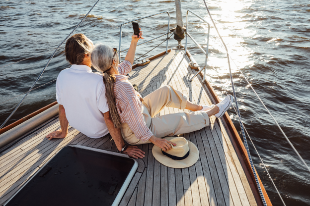 Pareja relajada de vacaciones