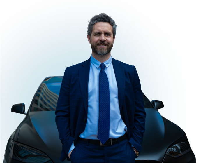 Hombre de negocios con auto de lujo