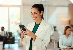  Mujer médico con bata blanca sujeta tablet buscando un leasing para equipo médico.
