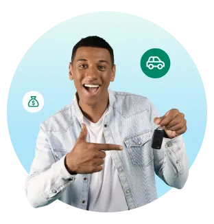 Hombre con su llave de Préstamo de auto con Banco LAFISE