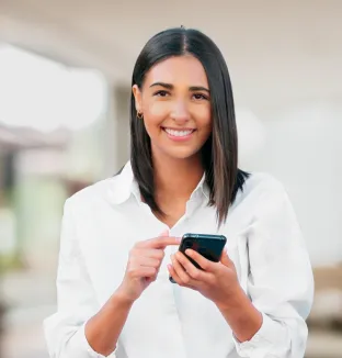 Mujer agendando videollamada en Virtual Banking de Banco LAFISE