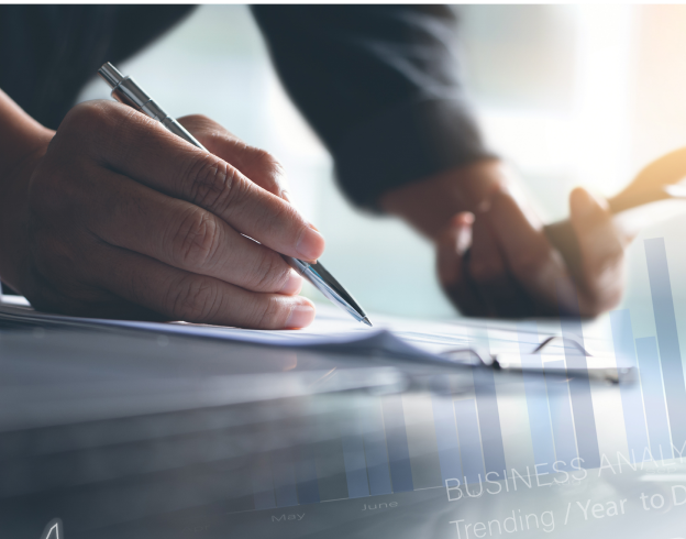 Mano revisando documento de financiamiento