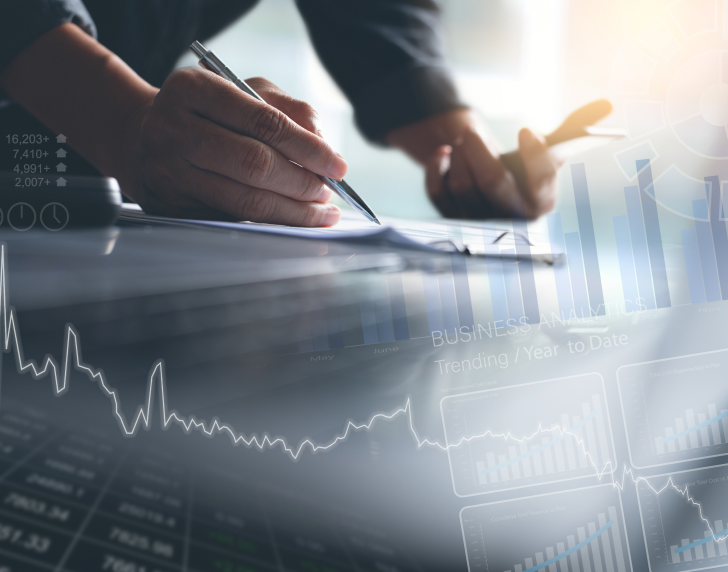 Mano revisando documento de financiamiento