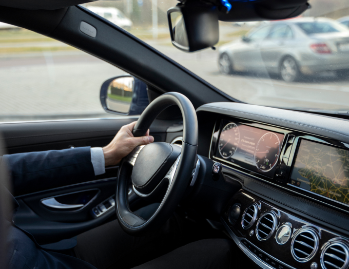 Vista en detalle de interior de auto de lujo