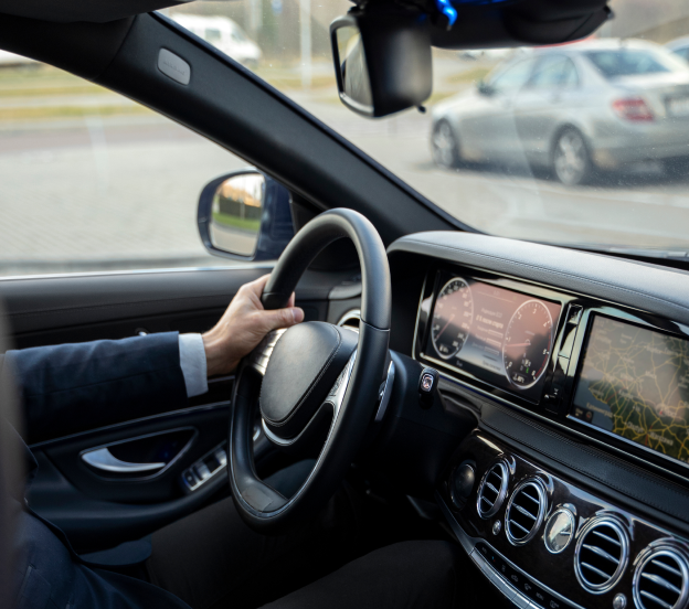 Vista en detalle de interior de auto de lujo
