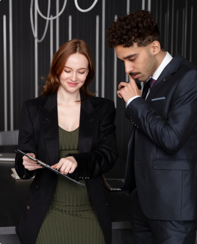 Empresarios revisando condiciones preferenciales de préstamo