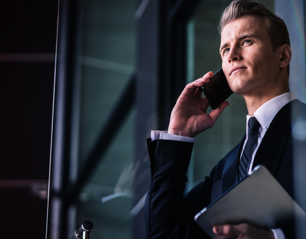 Empresario realizando llamada importante