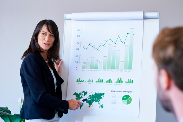 Mujer empresaria explicando el crecimento de su inversión