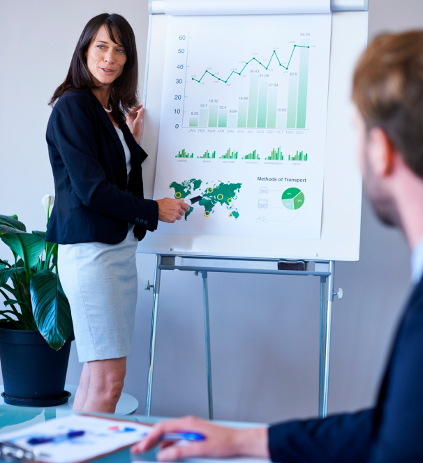 Mujer empresaria explicando el crecimento de su inversión