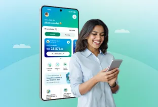 Mujer feliz con celular en mano explorando la app LAFISE Digital
