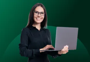 Mujer feliz sosteniendo computadora portatil lista para ofrecer información de Inversiones LAFISE Mujer feliz sosteniendo computadora portatil lista para ofrecer información de Inversiones LAFISE