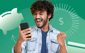 Hombre feliz con celular en mano celebrando el control de sus finanzas Hombre feliz con celular en mano celebrando el control de sus finanzas