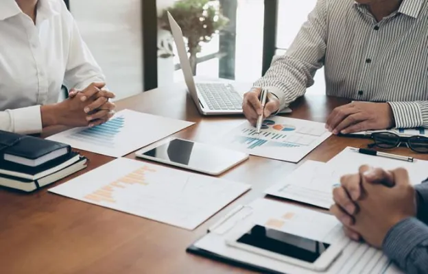  Empresarios analizando la estrategia de inversión de CASEIF