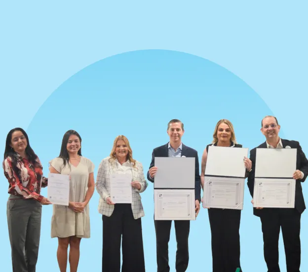 Equipo empresarial recibiendo certificación luego del acompañamiento estratégico de LAFISE Investment Management
