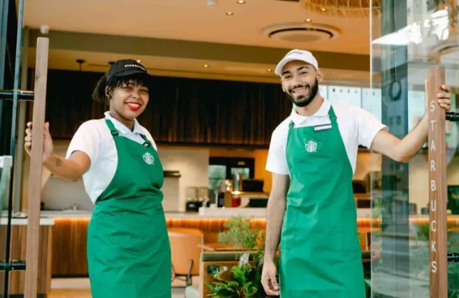  Trabajadores de Star Retail dando la bienvenida al público.