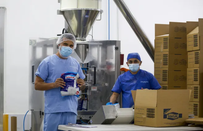  Trabajadores de Innova Blends empaquetando productos lácteos.