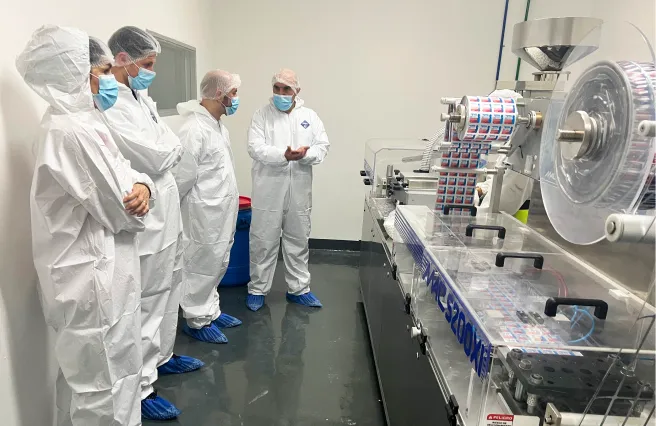 Trabajadores de Infarma dando control de calidad a sus productos.