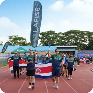 Mujer disfrutando de su Tarjeta de Débito LAFISE