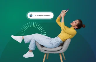 Mujer alegre viendo las novedades que tiene Grupo LAFISE en su página web
