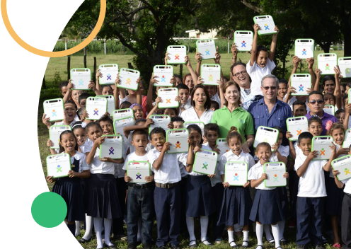 Niños y colaboradores de la Fundación Zamora Terán