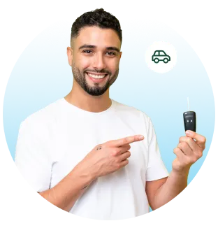 Chico sonriente con su llave de auto con financiamiento LAFISE